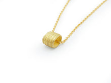 Load image into Gallery viewer, Absolu &#39;Flow&#39; pendant in gold
