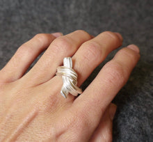 Load image into Gallery viewer, Absolu 'Spontaneous knot' ring