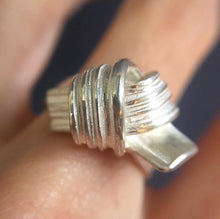 Load image into Gallery viewer, Absolu 'Knot' ring