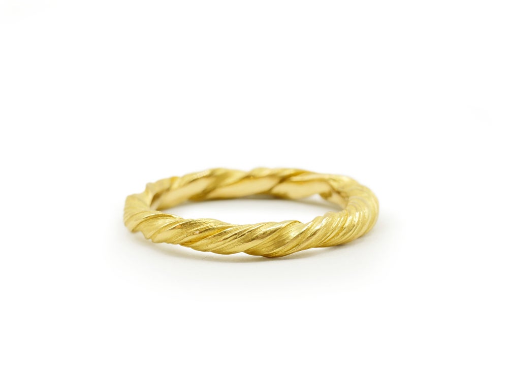 'Twist' ring in 18ct yellow gold