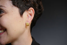 Load image into Gallery viewer, Absolu 'Curved' ear studs in gold and diamonds