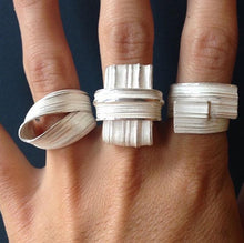 Load image into Gallery viewer, Absolu 'Nestled' ring