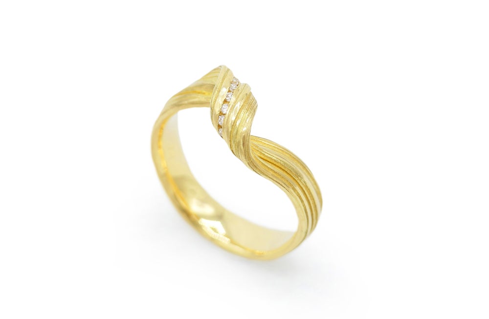 Absolu 'Loop' ring in 18ct yellow gold and diamonds