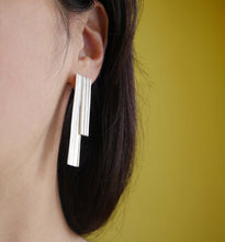 Load image into Gallery viewer, Absolu &#39;Mismatched&#39; flat drop earrings
