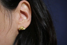 Load image into Gallery viewer, Absolu &#39; Small Knot&#39; ear studs in gold

