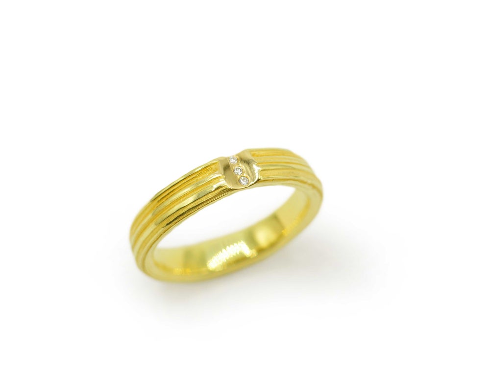 Absolu 'Interstice' band in 18ct yellow gold