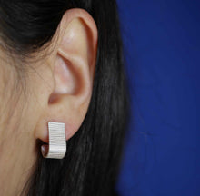Load image into Gallery viewer, Minimal earrings
