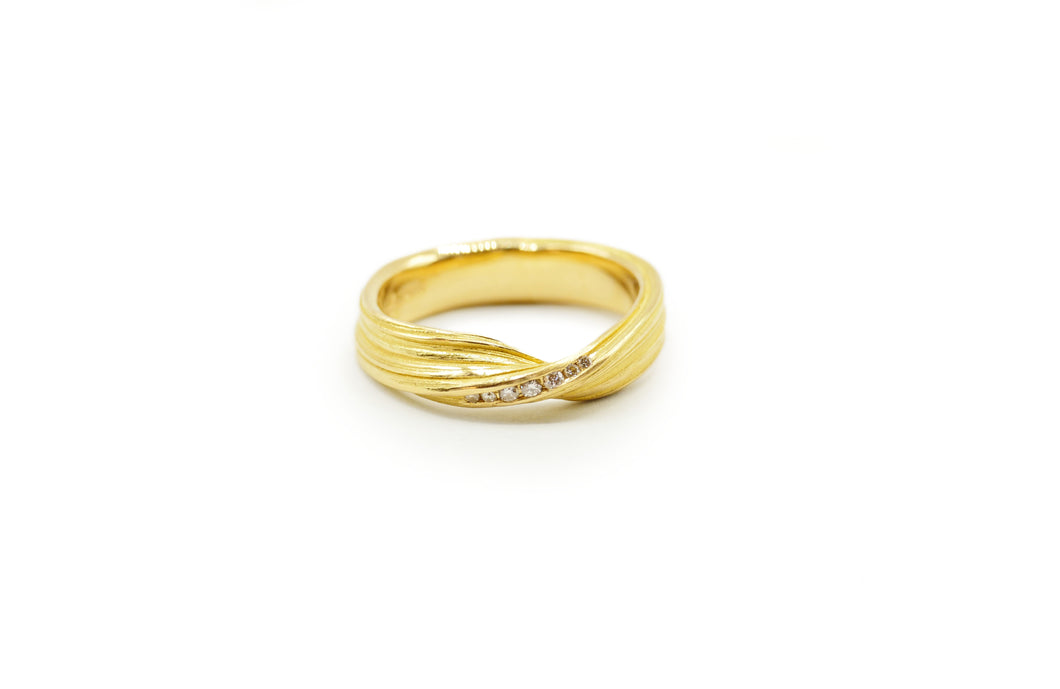 Absolu 'Fold' ring in 18ct yellow gold and diamonds